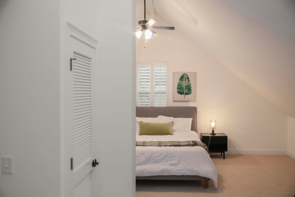 Second bedroom with queen bed